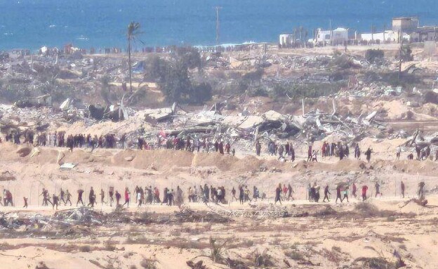 עזתים החלו לקבל חבילות סיוע במרכז החלוקה עזתים החלו לקבל חבילות סיוע במרכז החלוקה